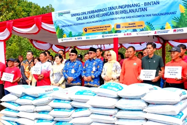 Wujudkan CSR, 10 BPR dan Pemko Tanjungpinang Kolaborasi Salurkan Pupuk ke Petani